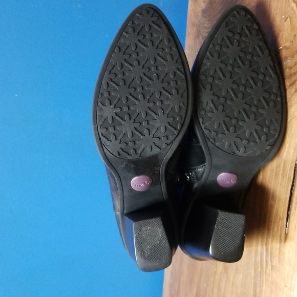 Me Too Black Leather Boots size 10 - Picture 8 of 9